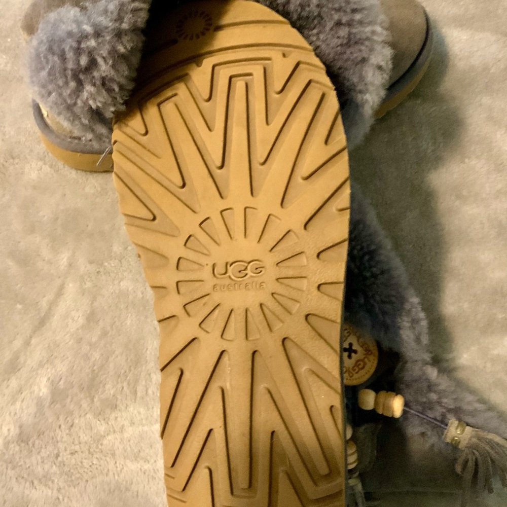 UGGS - Picture 3 of 5
